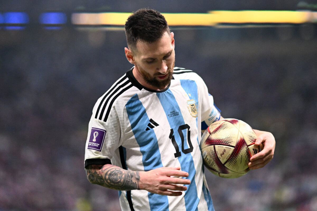 Lionel Messi, la esperada coronación del '10' 2 Lionel Messi, la esperada coronación del '10' "Pero no ha ganado un Mundial"…la frase para evitar poner a Lionel Messi a la altura de Pelé y Diego Maradona dejó de tener vigencia este domingo en Catar, donde 'La Pulga' agrandó su leyenda al conquistar el trofeo que hacía falta en su vitrina atestada.