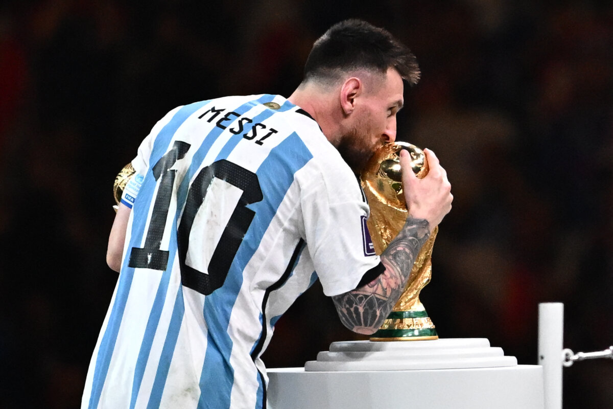 Neymar felicita a su "hermano" Messi por su título mundial 1 Neymar felicita a su "hermano" Messi por su título mundial El brasileño Neymar felicitó el domingo a su "hermano" Lionel Messi por levantar la Copa del Mundo en Catar-2022, en una final épica ante Francia que le dio el título a la Albiceleste en definición por penales.