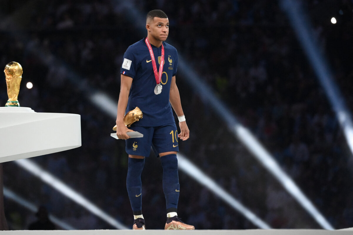 Lionel Messi recibe el Balón de Oro del Mundial de Catar 2022 Lionel Messi logró el Balón de Oro del Mundial de Catar, este domingo en el estadio Lusail tras lograr el título al derrotar a Francia (3-3, 4-2 en penales), estableció el grupo de estudios técnicos de la FIFA, en una clasificación en la que Kylian Mbappé fue plata y Luka Modric bronce.