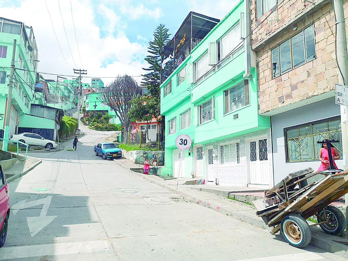 Doble homicidio en Compartir de Ciudad Bolívar 1 Doble homicidio en Compartir de Ciudad Bolívar Nuevamente las calles del barrio Compartir, en Ciudad Bolívar, se volvieron a manchar de sangre, y el silencio sigue siendo ley en este nuevo crimen que dejó un saldo de dos muertos. Todo sucedió justo en un sector que es conocido como ‘La olla del Negro Alex’, lo que explicaría por qué en este sitio decidieron pasar la página y dejar en el olvido el terrible suceso.
