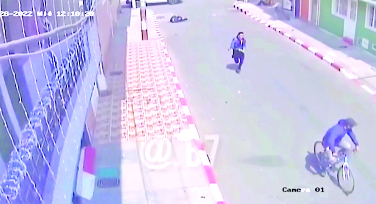 Robo y bala con arma traumática en Bosa 1 Robo y bala con arma traumática en Bosa Una de las víctimas del hurto recibió un disparo con arma traumática y quedó tendida en la mitad de la calle, mientras sus agresores huían. La comunidad atrapó a uno de los responsables y lo entregó a las autoridades, luego de darle su respectiva ‘paloterapia’.