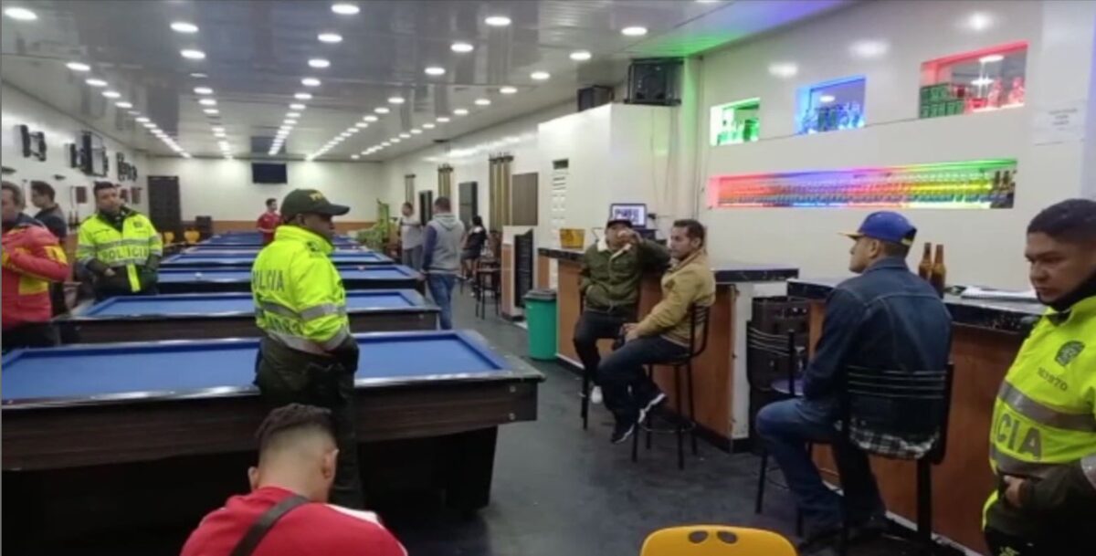 803 comparendos colocó la Policía en la noche de Velitas La&nbsp;Policía Metropolitana de Bogotá&nbsp;presentó el balance de la celebración del Día de las Velitas en la ciudad de Bogotá y reveló que se impusieron 803 comparendos.