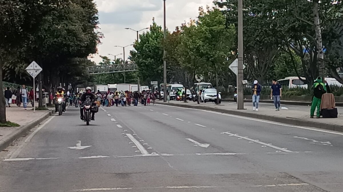 A esta hora: afectación en la movilidad de la Calle 80 por protestas Desde la mañana de este lunes, la Calle 80 se ha visto afectada debido a unas protestas que se registran a lo largo de este corredor vial por parte de un grupo de indígenas Embera, evitando la entrada y salida de vehículos hacia varios municipios de Cundinamarca.