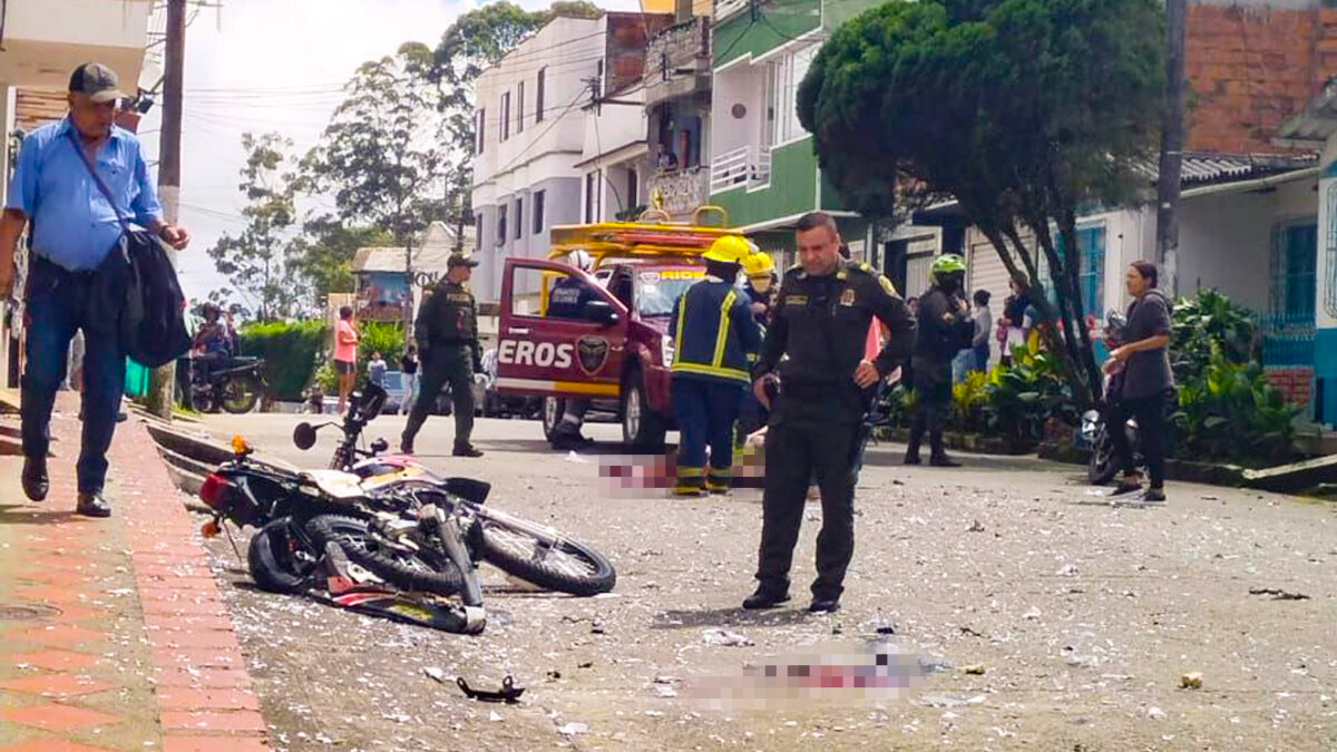 A hombre se le explotó caja con pólvora y murió Se trataba de Stiven Camilo Jaramillo, quien iba en compañía de un amigo en una motocicleta transportando una caja repleta con pólvora de una manera indebida.