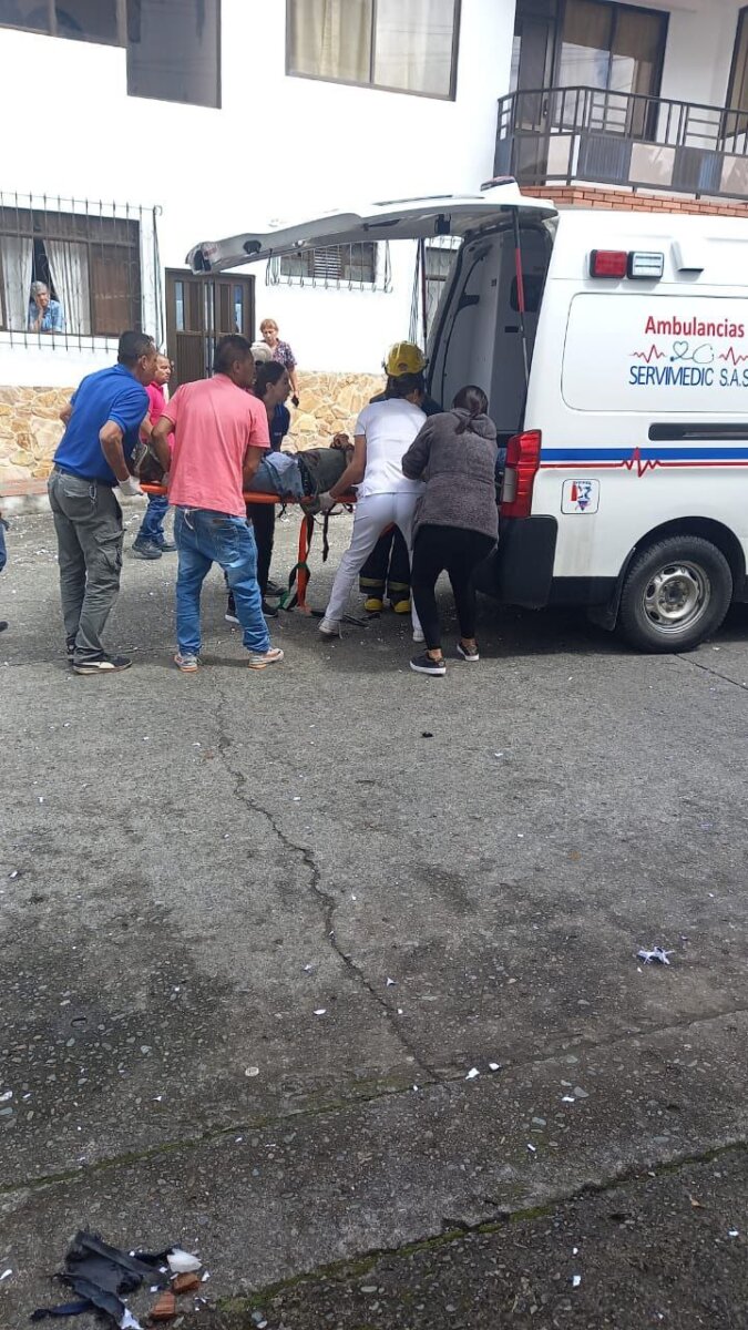 A hombre se le explotó caja con pólvora y murió Se trataba de Stiven Camilo Jaramillo, quien iba en compañía de un amigo en una motocicleta transportando una caja repleta con pólvora de una manera indebida.