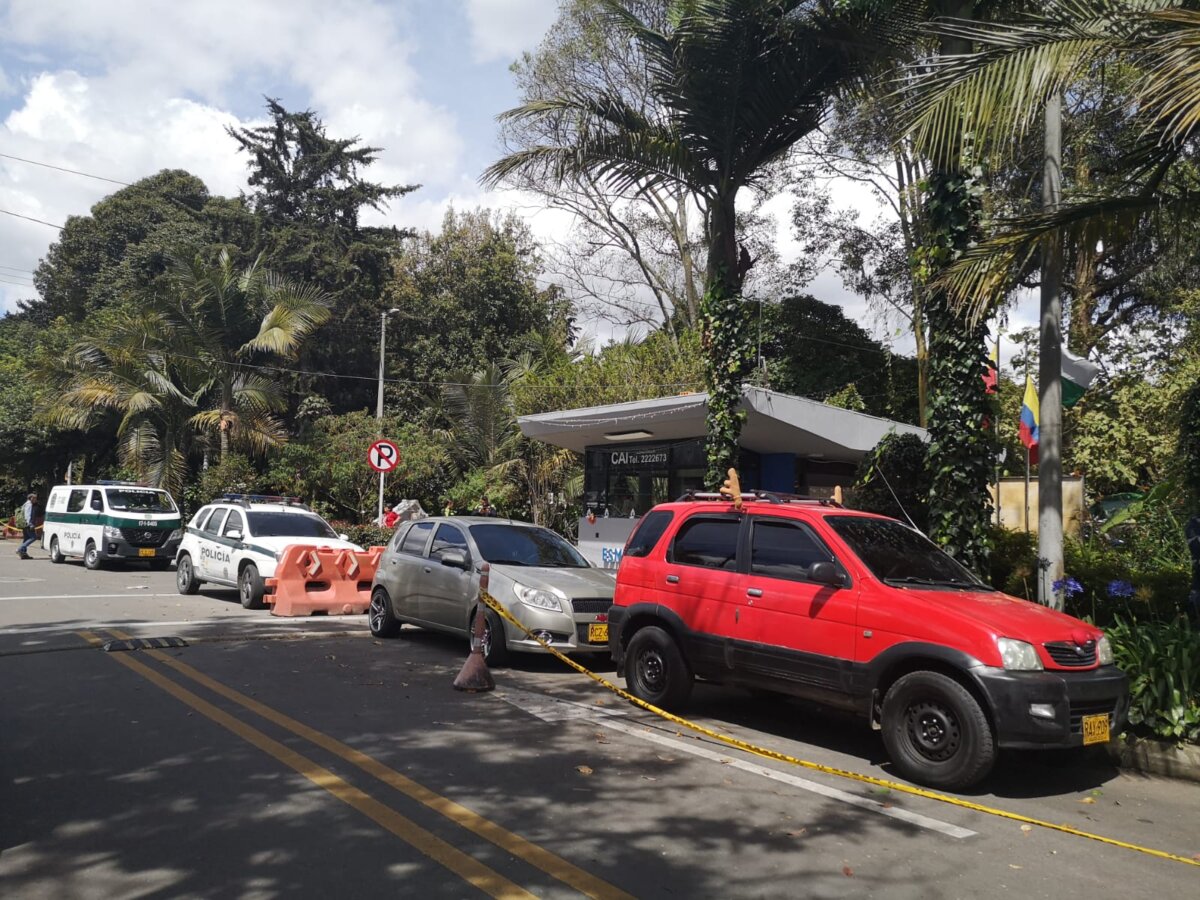 Casa por cárcel a conductor que arrolló y mató a policía en Bogotá Los elementos de prueba obtenidos por la Fiscalía, dan cuenta que el hoy procesado, al conducir un vehículo particular en estado de embriaguez, terminó arrollando a un taxista y a un grupo de policías que realizaban actividades de control de tránsito por el sector.