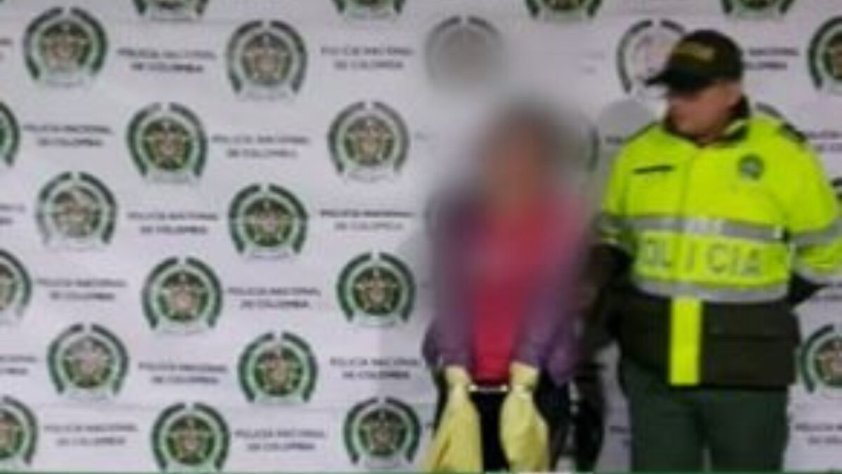 Agente del CTI fue baleado por su propia esposa 2 Agente del CTI fue baleado por su propia esposa En las últimas horas, se conoció que un agente del CTI fue baleado por su propia esposa, quien le disparó por la espalda. Según se supo, la enfurecida mujer, en medio de una discusión tomó el arma de dotación de su pareja que se encontraba en la guantera del carro y abrió fuego en tres oportunidades.
