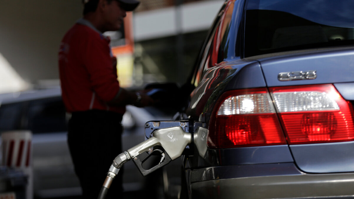 Ahorre gasolina mientras viaja en carretera con estos consejos 4 Ahorre gasolina mientras viaja en carretera con estos consejos Por esta época del año, muchos viajarán por la carreteras del país, así que siga estos consejos que le podrían beneficiar a su bolsillo si ahorra gasolina.