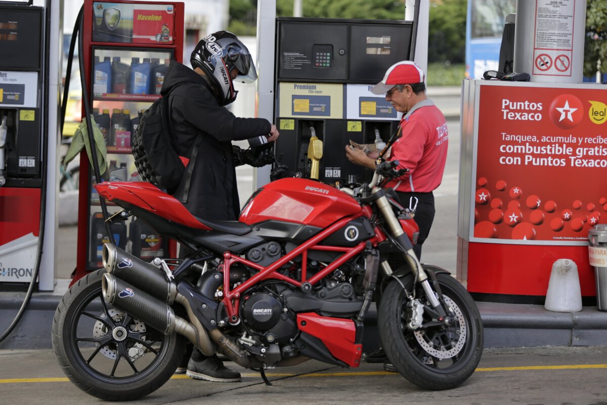 Ahorre gasolina mientras viaja en carretera con estos consejos 1 Ahorre gasolina mientras viaja en carretera con estos consejos Por esta época del año, muchos viajarán por la carreteras del país, así que siga estos consejos que le podrían beneficiar a su bolsillo si ahorra gasolina.