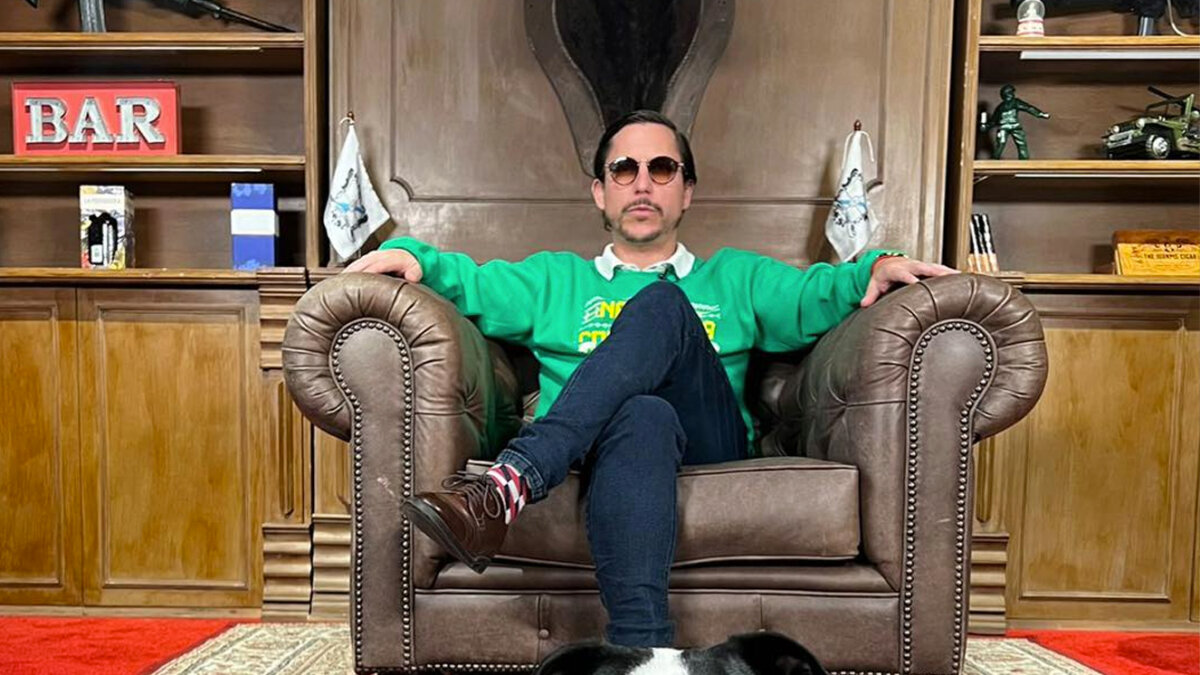 Alejandro Riaño aclaró que habrá 'Juanpis González' para rato Luego que en una entrevista el comediante Alejandro Riaño dijera que le daría fin a su reconocido personaje de 'Juanpis González', con el que ha hecho reír a los colombianos, decidió salir a aclarar que fue malinterpretado y que lo que realmente se viene es un cambio.