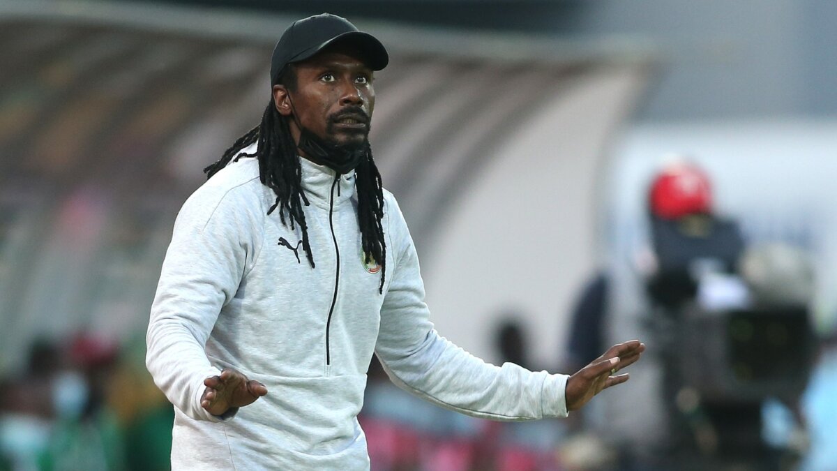 Jugadores que ahora se gozan el mundial como técnicos Participar de un Mundial como futbolista es algo que solo le corresponde disfrutar a unos privilegiados. Sin embargo, repetir dosis mundialista como jugador y técnico, es nivel Dios, algo que solo pocos hombres han logrado. En Catar hay 9 ‘profes’ que saben como hacerlo.