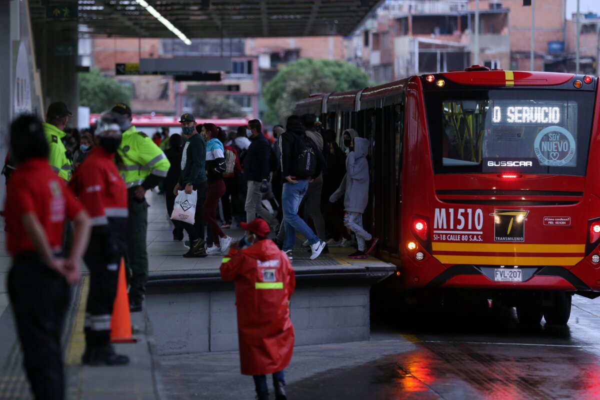 Pille cómo funciona TransMilenio y Sitp hoy en el día sin carro y sin moto Este jueves a las 5 de la mañana arrancó la primera jornada del día sin carro y sin moto en Bogotá y por eso en Q'HUBO le contamos cómo está funcionando para hoy el sistema de transporte público en la capital del país.