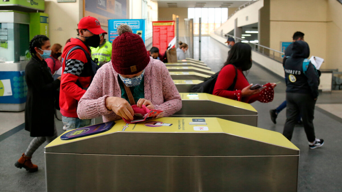 ¡Aliste el bolsillo! pasajes de TransMilenio y Sitp subirán más de $300 Lo que se traduce a que el costo del pasaje aumentará $331, de esta manera la tarifa de TransMilenio quedó para el otro año en $2.981 y para el Sistema Integrado de Transporte Público (SITP), estará sobre los $2.781.