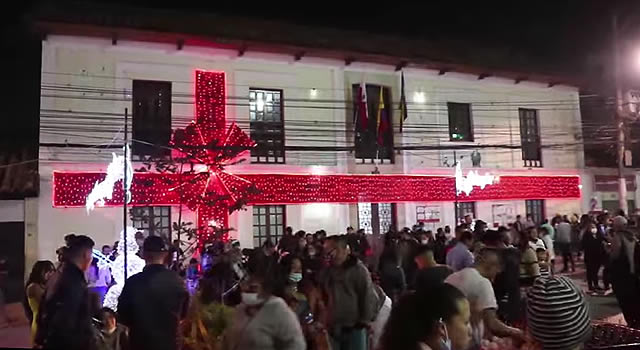 Alumbrado navideño desata investigación de la procuraduría en Soacha Empezaron las fiestas de Navidad y Año Nuevo, y al parecer por investigaciones de la Procuraduría, también comenzaron las irregularidades y corrupciones con la finalidad de esta época.