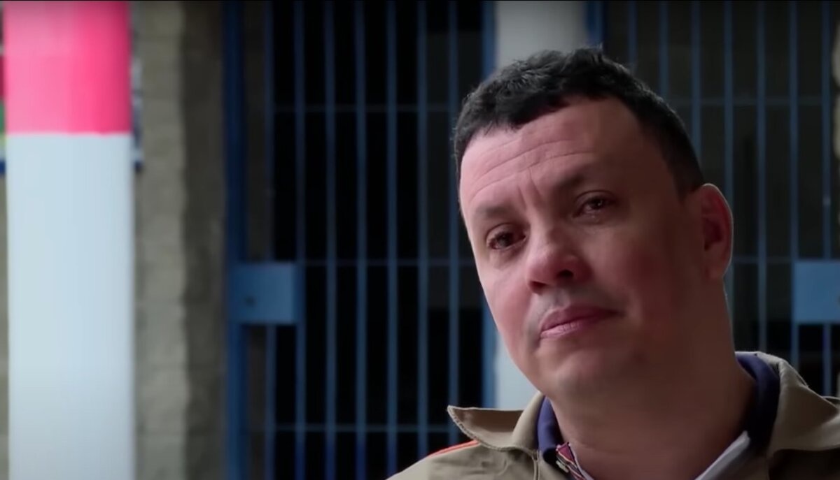 Andrés, hermano de Mauricio Leal, rompió el silencio y habló sobre Yhonier El nombre de Carlos Andrés García, hermano de Mauricio Leal, empezó a sonar luego del crimen del estilista y su madre, Marleny Hernández, pues este hombre, el menor de los hermanos Leal, se encuentra recluido en la cárcel de Jamundí pagando una pena por el delito de abuso sexual con menor de 14 años.