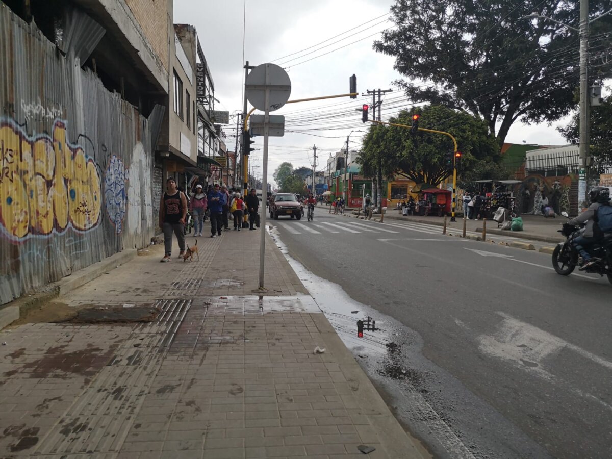 Vil asesinato de Julio en Suba “Eso fue allí, en donde se ve un charco de agua. El señor ponía su puestico de carteras en cuero en ese lugar, el mismo al que llegó un man con un destornillador y lo atacó sin piedad. Posteriormente el agresor salió corriendo. Intentamos auxiliarlo entre todos y logramos que un señor se lo llevara al hospital en una moto, pero se veía mucha sangre”, le contó a Q'HUBO un comerciante del sector, quién lamentó profundamente lo ocurrido, pues Julio César Aragón era un miembro muy querido por la comunidad del barrio Villamaría, en Suba, en donde hoy viven el luto por su partida.