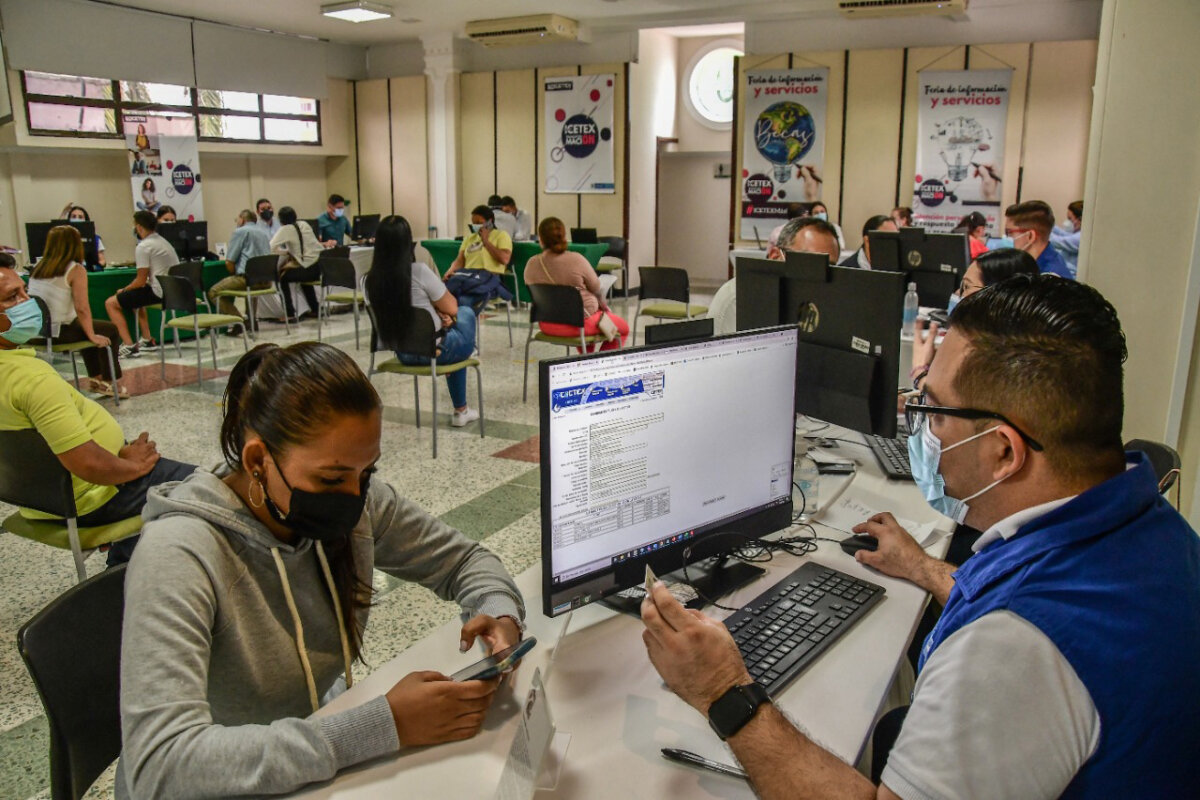 Aproveche la jornada de soluciones del Icetex 2 Aproveche la jornada de soluciones del Icetex Hasta el próximo viernes 23 de diciembre, el Icetex estará llevando a cabo su jornada de soluciones abierta al público, un evento maratónico en el que la entidad abre sus canales telefónicos y virtuales a las personas más colgadas con sus créditos educativos, a fin de que se pongan al día en todas sus obligaciones atrasadas.