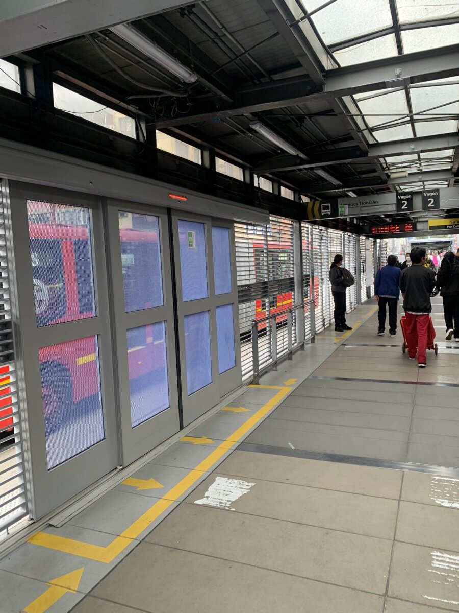 Arrancó la instalación de puertas anticolados en estaciones de TM ¿Funcionarán? A raíz de esto, este fin de semana se empezaron a conocer las nuevas puertas anticolados, que buscan reducir la cifra de personas que ingresan a las estaciones de TM sin pagar el pasaje.