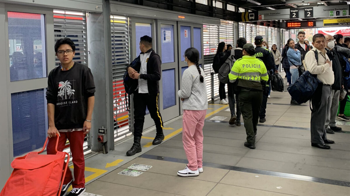 Arrancó la instalación de puertas anticolados en estaciones de TM ¿Funcionarán? A raíz de esto, este fin de semana se empezaron a conocer las nuevas puertas anticolados, que buscan reducir la cifra de personas que ingresan a las estaciones de TM sin pagar el pasaje.