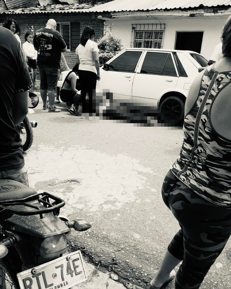 Asesinan a profesor acusado de abusar de 18 niños El profesor Fabián Vivas Guzmán fue asesinado de varios impactos por arma de fuego cuando se movilizaba por una calle del municipio de Corinto, en el departamento del Cauca, la tarde de este viernes.
