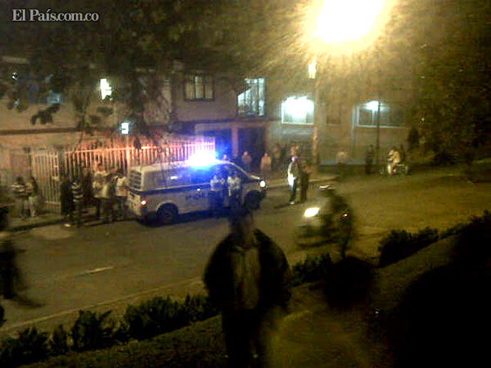 Atentado con granada en Cali: patrullera resultó herida Una explosión se registró en la madrugada de este jueves en el centro de Cali, que perturbó la tranquilidad de los habitantes de esa zona. Se trató de un atentado con granada en contra del CAI del barrio Obrero, el cual dejó una policía herida.