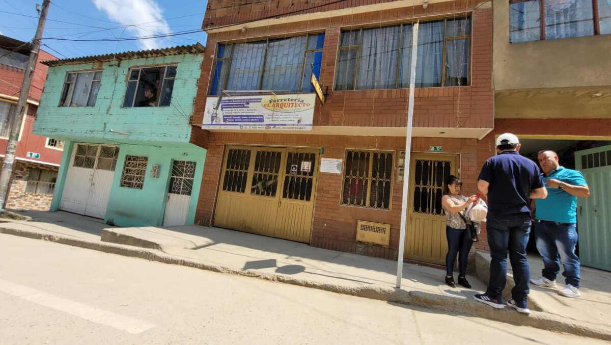 Atroz feminicidio de Leidy en Bosa 1 Atroz feminicidio de Leidy en Bosa “El primero en llegar y verla fue mi hermano, porque a nosotros nos llamaron a decirnos que estaban los policías en la casa de mi hermana. Cuando él llegó vio que ella estaba desnuda y tenía signos de estrangulamiento. Ese man, su expareja, la mató. Él ya la había amenazado”, le narró ayer a Q’HUBO una hermana de la víctima de este atroz feminicidio.