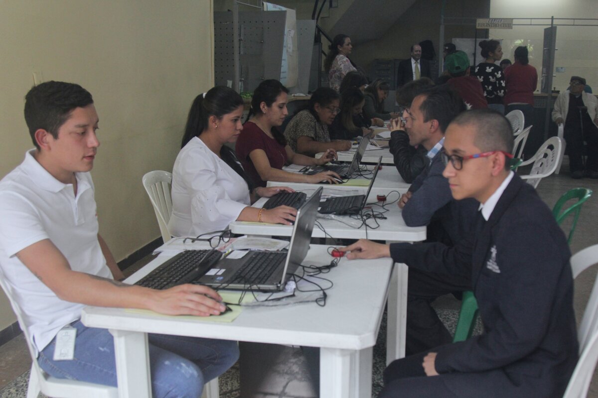 Avanza la inscripción de cédulas para las elecciones de octubre Tras casi dos meses de estar abiertas las inscripciones de ciudadanos para votar en las elecciones regionales de octubre de 2023, la Registraduría Nacional informó que son ya cerca de 37 mil quienes lo han hecho.