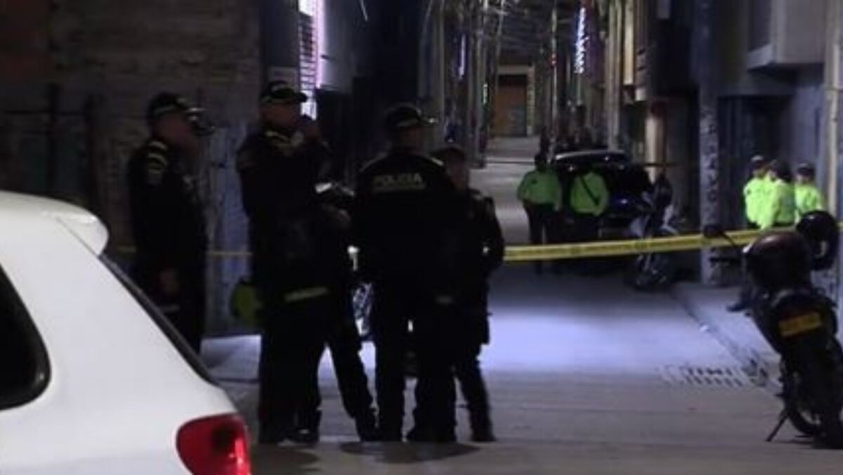 Bandido resultó herido en balacera con la Policía en Kennedy 1 Bandido resultó herido en balacera con la Policía en Kennedy En medio de un operativo de la Policía se armó tremenda balacera que atemorizó a los habitantes del barrio El Amparo. Según las autoridades, estaban desarticulando una banda delincuencial de la zona, cuando un criminal empezó a dispararles con un arma traumática.