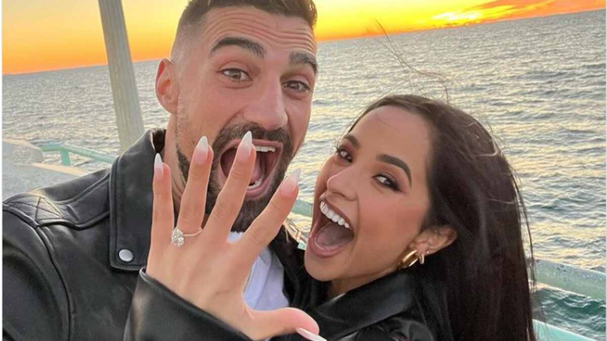 ¡Dijo que sí! Becky G se casa con futbolista argentino La cantante de música urbana Rebbeca Marie Gómez, conocida como Becky G, publicó la feliz noticia de su compromiso, pues le dio el sí a su novio con el que lleva tres años de relación.