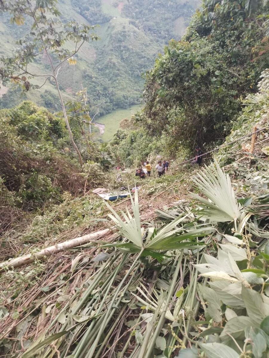 Bus cayó al abismo en Caparrapí y dejó un muerto y 19 heridos En la mañana de este miércoles se registró un terrible accidente cuando una flota que cubría la ruta entre el Municipio de La Palma y Puerto Salgar (En Cundinamarca) cayó a un abismo de unos 80 metros, dejando 19 heridos y una víctima fatal.
