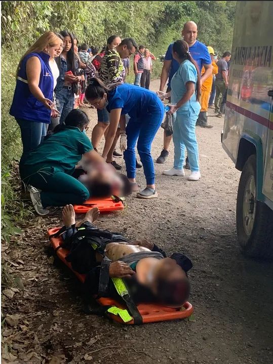 Bus cayó al abismo en Caparrapí y dejó un muerto y 19 heridos En la mañana de este miércoles se registró un terrible accidente cuando una flota que cubría la ruta entre el Municipio de La Palma y Puerto Salgar (En Cundinamarca) cayó a un abismo de unos 80 metros, dejando 19 heridos y una víctima fatal.