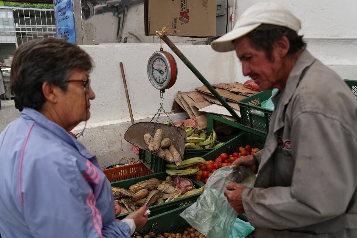 Arracha y cebolla blanca, alimentos que más se han puesto caros este año 4 Arracha y cebolla blanca, alimentos que más se han puesto caros este año La inflación sigue presionando el aumento del costo de vida de los colombianos, jalonado entre otras cosas por el segmento de alimentos que ya subió 27,02% anual. Dicho fenómeno, que ha mantenido una tendencia al alza durante todo el año y que parece no dar tregua, ha encarecido productos básicos de la canasta familiar al punto de que algunas personas han mermado su consumo.