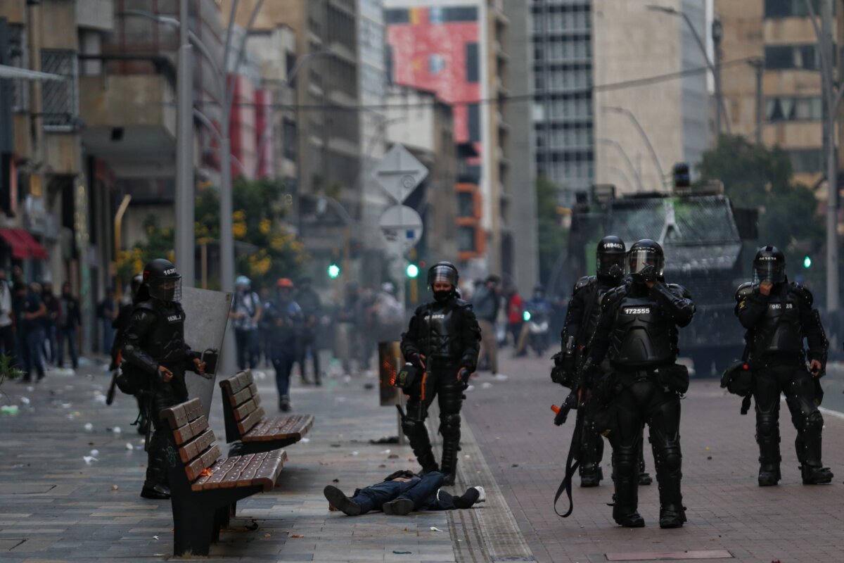 Trasladan policías presuntamente involucrados en abusos en protestas Tras una demanda instaurada por un veedor ciudadano, el Tribunal Administrativo de Cundinamarca ordenó efectuar el traslado de los policías de los CAI involucrados en los presuntos abusos de fuerza durante las protestas del 9 y 10 de septiembre de 2020.