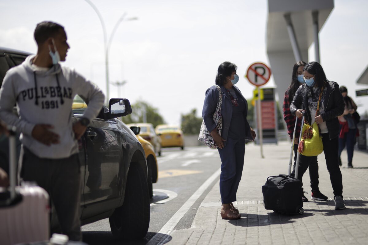 Más de 526.000 pasajeros se movilizarán por vía aérea durante este fin de semana 4 Más de 526.000 pasajeros se movilizarán por vía aérea durante este fin de semana El Ministerio de Transporte y la Aeronáutica Civil proyectan para este fin de semana de Navidad la movilización de 526.727 pasajeros por vía aérea, de los cuales 356.249 viajarán desde y hacia destinos nacionales, y cerca de 170.478 a destinos internacionales.