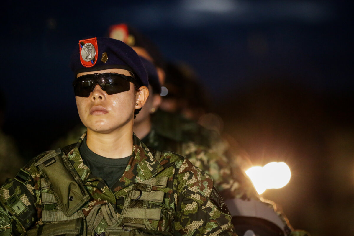 Más de 8.000 soldados custodiarán Bogotá y Cundinamarca en diciembre 3 Más de 8.000 soldados custodiarán Bogotá y Cundinamarca en diciembre El Ejército informó que desplegará un dispositivo de más de 8.000 hombres para custodiar la seguridad de los colombianos en Bogotá y Cundinamarca.
