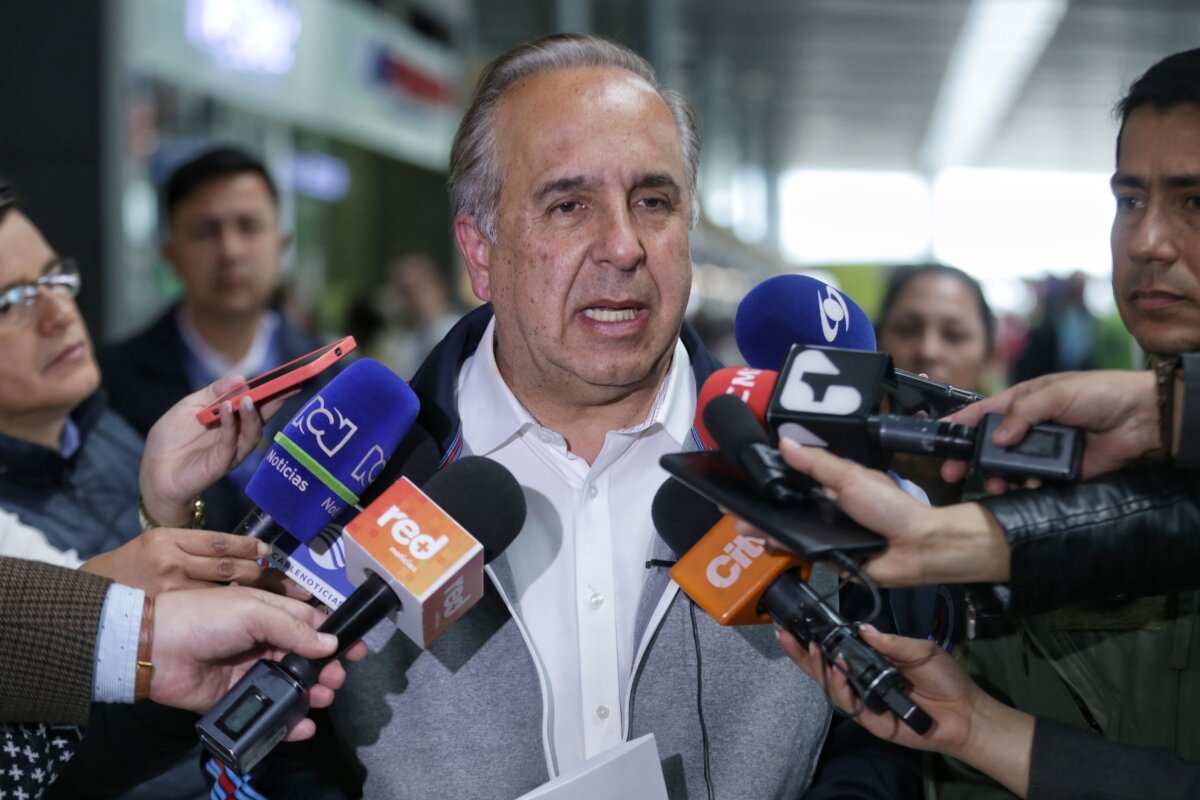 Entre un 30% y 40% podrían subir tiquetes aéreos para el próximo año El ministro de Transporte, Guillermo Reyes González, explicó este viernes que los tiquetes aéreos en Colombia tendrán un incremento para el próximo año, que estaría entre un 30 % y 40 %, según las estimaciones del Gobierno.