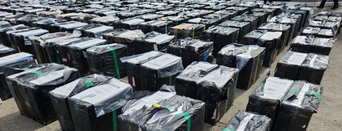 Decomisan contrabando por $497 millones en aguas colombianas 1 Decomisan contrabando por $497 millones en aguas colombianas 354 cajas de cigarrillos y 314 de licores de contrabando que eran transportadas en una embarcación tipo metrera en aguas del golfo de Urabá fueron incautadas en las últimas horas por la Armada Nacional.