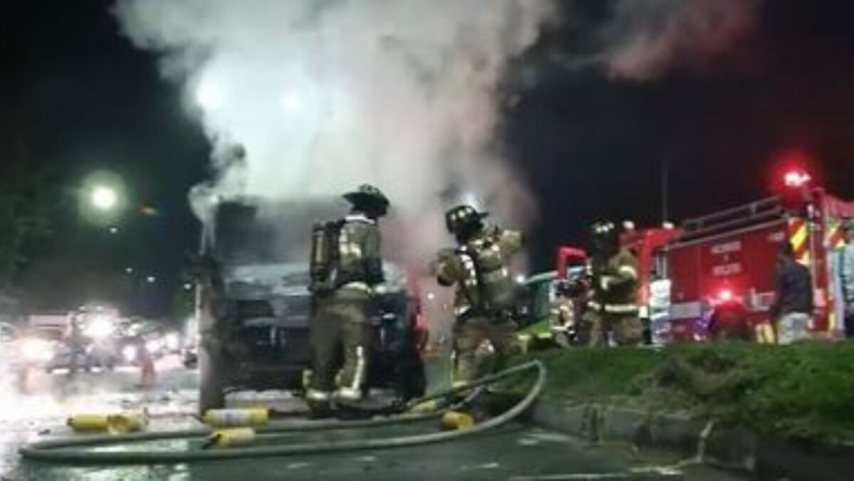 Camioneta incendió en plena vía en la localidad de Suba En la noche de este lunes se presentó un grave incendio en plena avenida Ciudad de Cali, en la localidad de Suba. Lo que sucedió fue que un carro empezó a presentar fallas mecánicas mientras conducía por la calle 90 y se incendió.