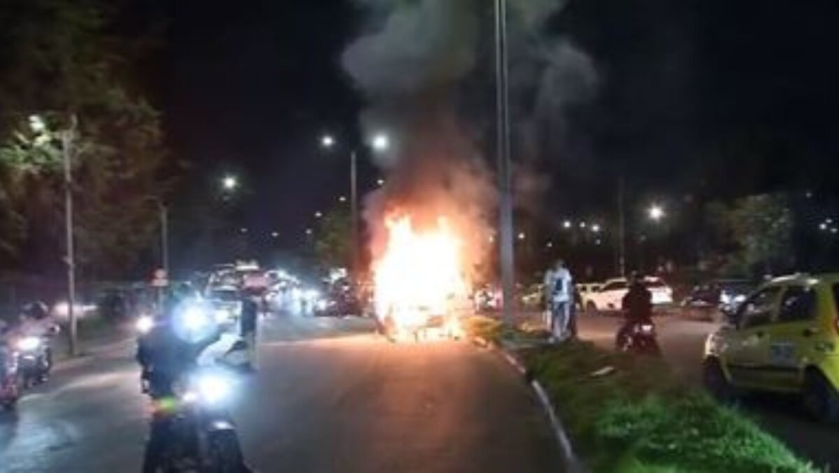 Camioneta incendió en plena vía en la localidad de Suba 1 Camioneta incendió en plena vía en la localidad de Suba En la noche de este lunes se presentó un grave incendio en plena avenida Ciudad de Cali, en la localidad de Suba. Lo que sucedió fue que un carro empezó a presentar fallas mecánicas mientras conducía por la calle 90 y se incendió.