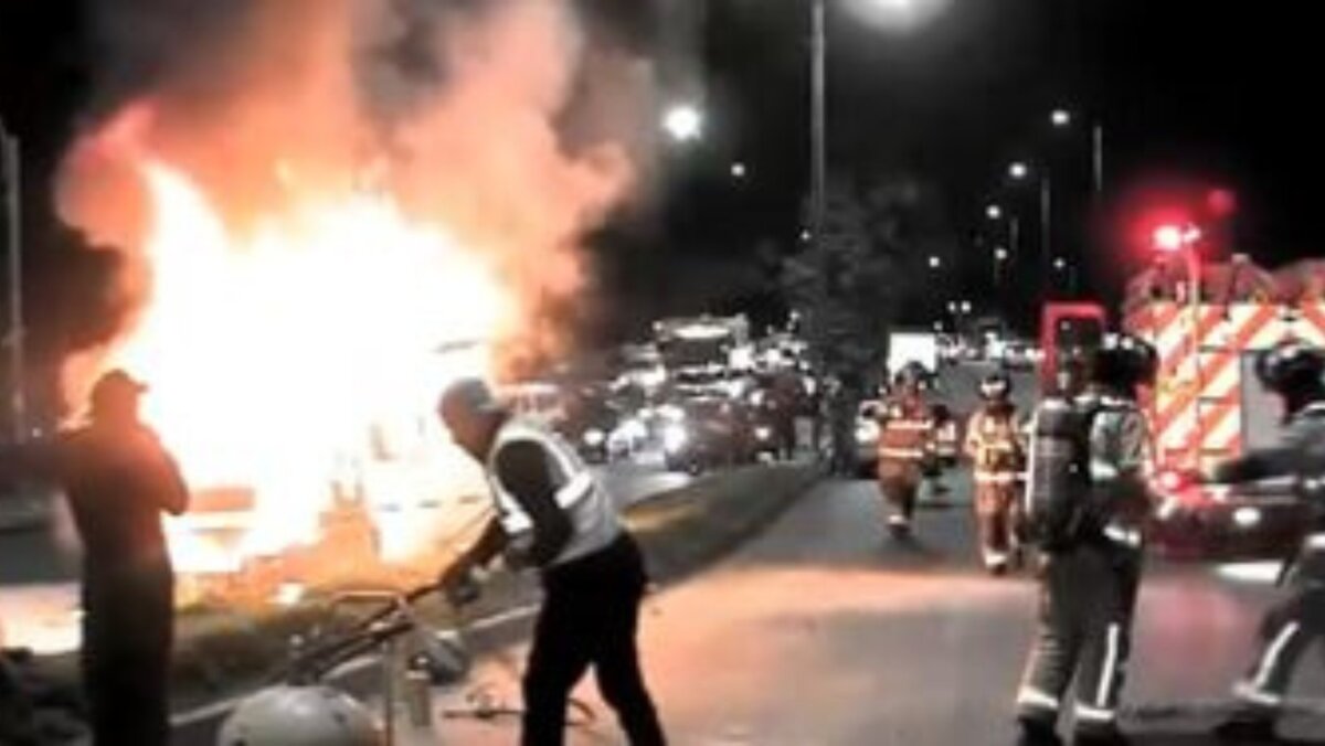 Camioneta incendió en plena vía en la localidad de Suba 3 Camioneta incendió en plena vía en la localidad de Suba En la noche de este lunes se presentó un grave incendio en plena avenida Ciudad de Cali, en la localidad de Suba. Lo que sucedió fue que un carro empezó a presentar fallas mecánicas mientras conducía por la calle 90 y se incendió.