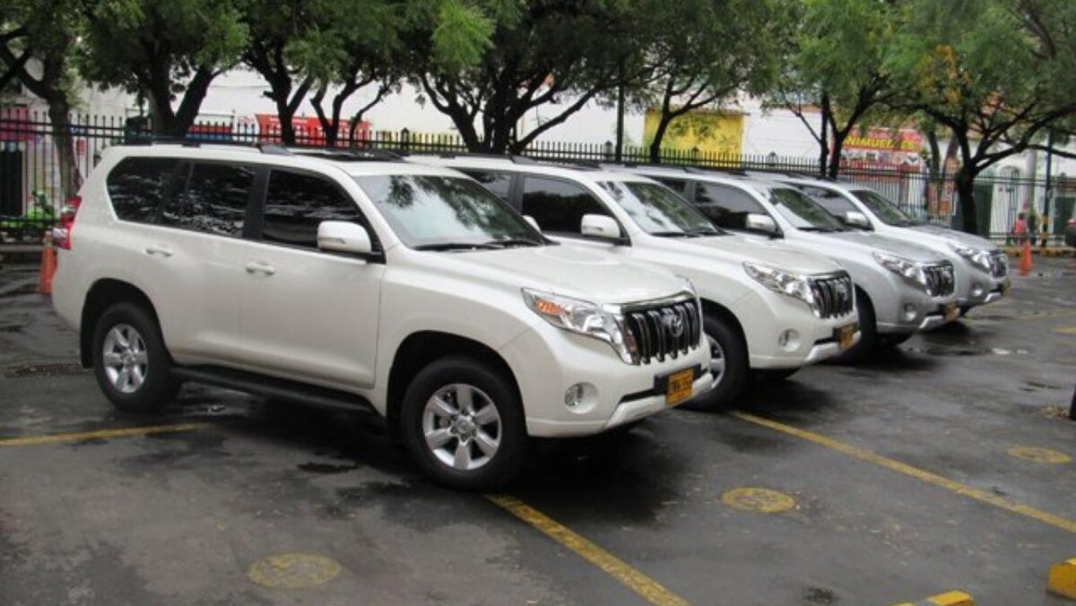 Camionetas blindadas paseaban a extranjeros por $200 mil 4 Camionetas blindadas paseaban a extranjeros por $200 mil Las irregularidades en la Unidad Nacional de Protección (UNP), continúan dando de qué hablar, pues, luego de que en una de las camionetas de la entidad se encontrara un cargamento de coca, ahora se conoció una denuncia donde se afirma que estos vehículos del Estado llevan extranjeros a turistear por Bogotá y municipios aledaños.