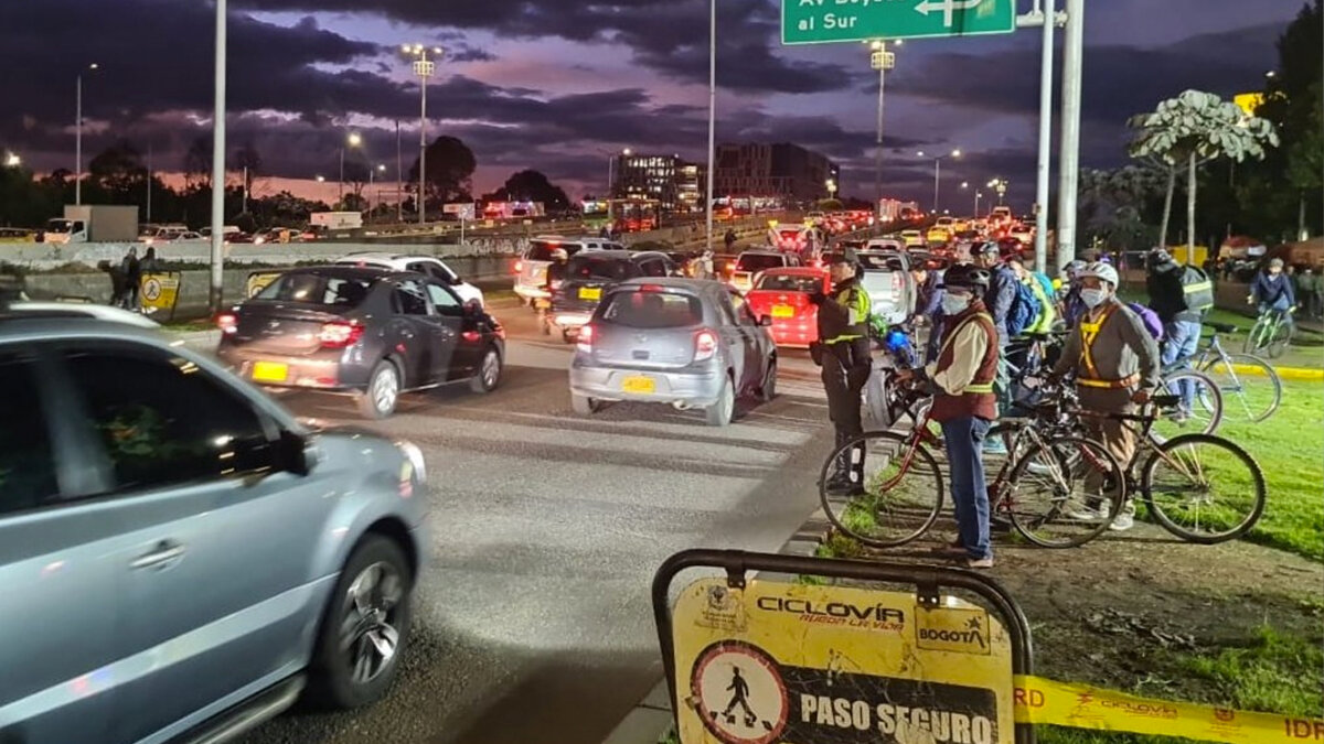 Caos vehicular: así avanza la movilidad en Bogotá por la ciclovía nocturna La tradicional ciclovía nocturna que se lleva a cabo en diciembre ya arrancó en la capital del país y esto ha causado bastante congestión en las diferentes vías, entre estas se encuentra la Calle 26, la Avenida Boyacá y la Avenida Ciudad de Cali.
