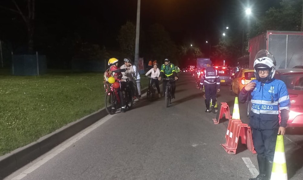Caos vehicular: así avanza la movilidad en Bogotá por la ciclovía nocturna La tradicional ciclovía nocturna que se lleva a cabo en diciembre ya arrancó en la capital del país y esto ha causado bastante congestión en las diferentes vías, entre estas se encuentra la Calle 26, la Avenida Boyacá y la Avenida Ciudad de Cali.