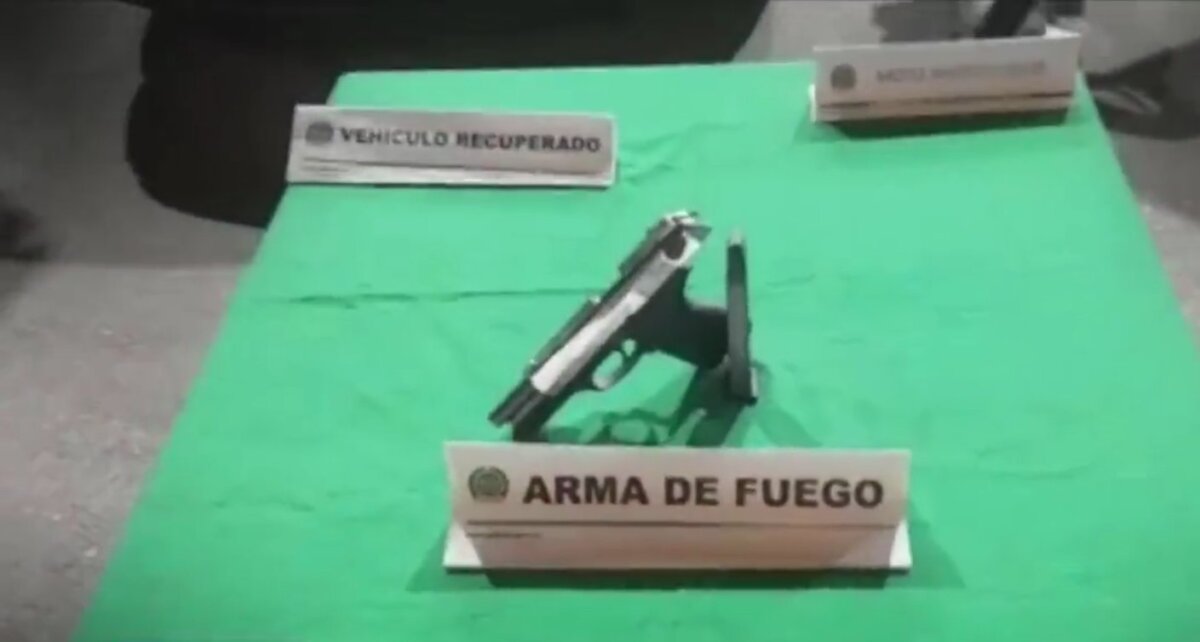 Capturan a 4 pillos que se habían robado un vehículo en Engativá Los bandidos se la tiene montada a los conductores que trabajan con aplicaciones. En la noche de este domingo una banda de maleantes atracaron y golpearon a un hombre para robarle su vehículo en la localidad de Engativá.