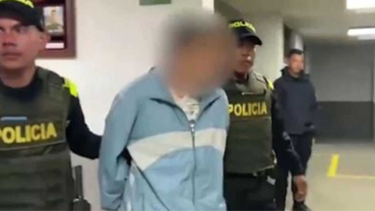 Capturan al degenerado que le mostró sus partes íntimas a una mujer en Usme 1 Capturan al degenerado que le mostró sus partes íntimas a una mujer en Usme Posterior a la captura, la Policía revisó los antecedentes del degenerado y confirmó que era tremenda joyita, pues tenía varias anotaciones por diferentes delitos como hurto.