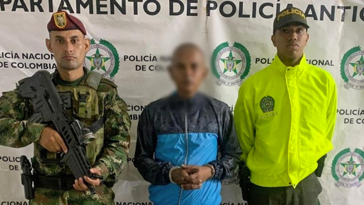 Capturaron a sujeto que asesinó y desmembró a jovencita en un inquilinato En las últimas horas fue capturado alias 'el Cura', un sujeto que estaba siendo buscando por las autoridades por haber, presuntamente, asesinado a Leidy Yohana Escobar Pulido al interior de un inquilinato en el sector de Buenos Aires, en la ciudad de Medellín.