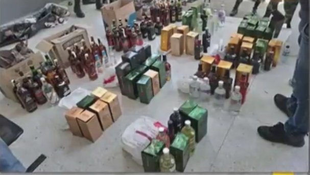 Cayeron 'Los Químicos', banda que adulteraba licor en Bogotá La Fiscalía logró la captura de 3 integrantes de la banda conocida como 'Los Químicos', responsables de fabricar y vender licor adulterado (whisky, ron, vodka y aguardiente) en Bogotá y Barranquilla.