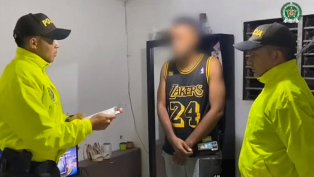 Cayó peligroso pedófilo que engañaba a menores por redes sociales Un peligroso pedófilo que se dedicaba a engañar a menores de edad en cinco países, fue capturado en las últimas horas por las autoridades colombianas al interior de su vivienda, en la ciudad de Barranquilla.