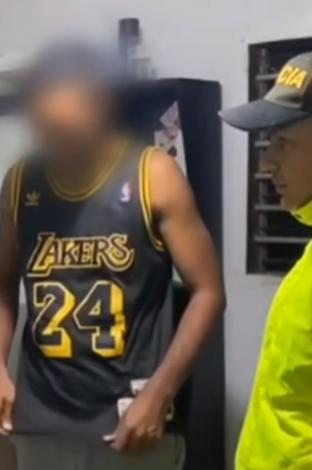 Cayó peligroso pedófilo que engañaba a menores por redes sociales Un peligroso pedófilo que se dedicaba a engañar a menores de edad en cinco países, fue capturado en las últimas horas por las autoridades colombianas al interior de su vivienda, en la ciudad de Barranquilla.