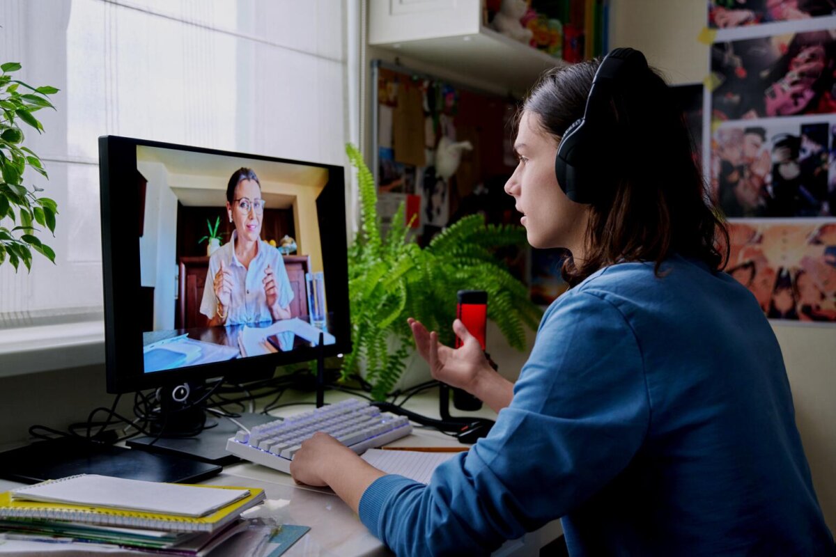 Aprenda a manejar el estrés en época navideña El centro online de atención integral para la salud física, emocional y mental, Mutare Life, expone 7 claves para hacerle frente al estrés y ansiedad que provoca la época navideña.